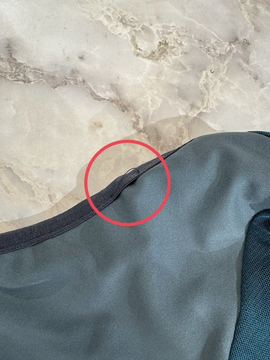 画像6:  B品【EMOIR】 Flare sleeve leotard 生地のほつれ　縫製はずれ (6)