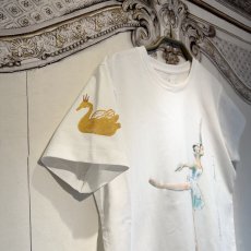 画像3: 【entrechat】デザイナー直筆 Odette Swan Ballerina 半袖Tシャツ (3)